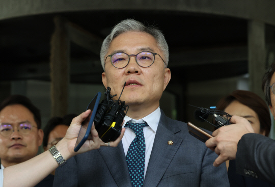 조국 전 법무부 장관 아들의 인턴 확인 경력서를 허위로 써준 혐의로 재판에 넘겨진 더불어민주당 최강욱 의원이 18일 서울 서초구 대법원에서 상고심 선고 공판을 마치고 발언하고 있다.   연합뉴스